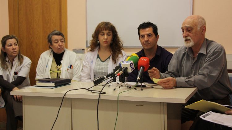 Representants dels sindicats d'infermers, auxiliars i saladors de l'Hospital Josep Trueta © ACN