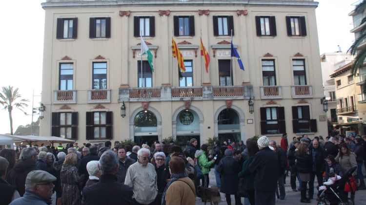 Unes 150 persones s'han concentrat davant de l'Ajuntament © ACN