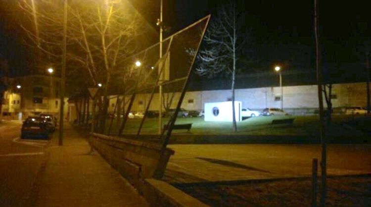 El vent ha fet caure un mur a Olot © Olot TV