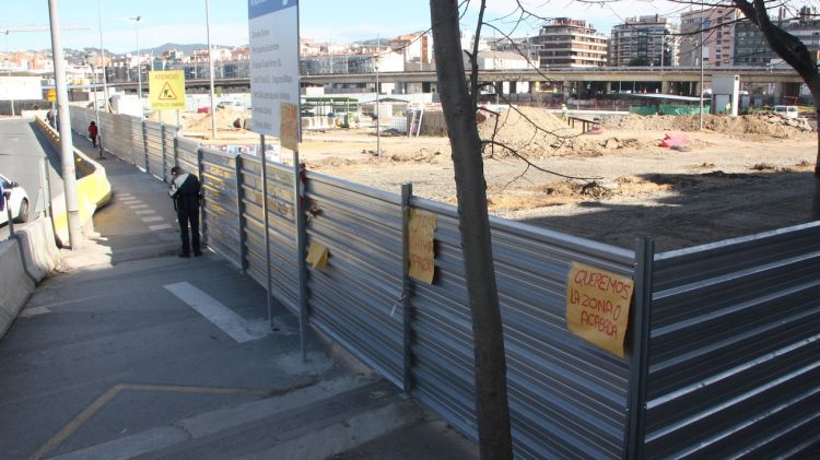 Tanques a l'inici del carrer Josep Maria Gironella (arxiu)