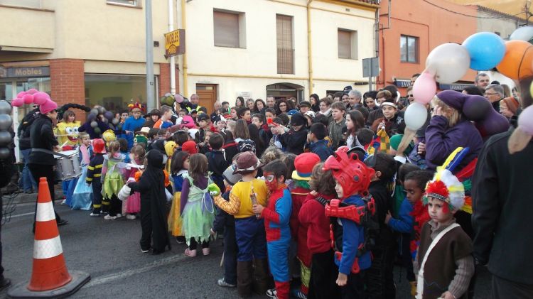 Els alumnes de l'escola Joan Reglà de Bàscara tallant l'N-II © Concepció Alsina