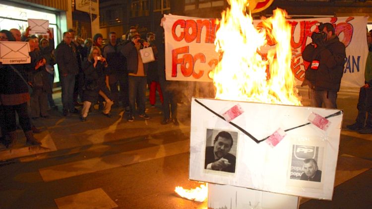 Els manifestants han cremat una 'falla' d'un sobre amb fotos de Rajoy i Bárcenas © ACN