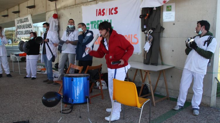 Un grup de treballadors que han participat aquest matí en la cassolada © ACN