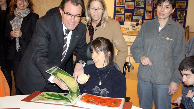 El president Mas conversa amb una de les usuàries del centre Els Roures de Sant Gregori © ACN