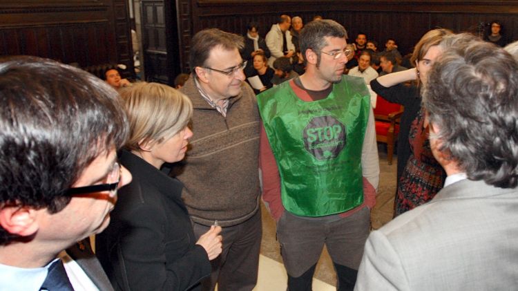 Converses entre els diferents portaveus abans de començar el ple © ACN