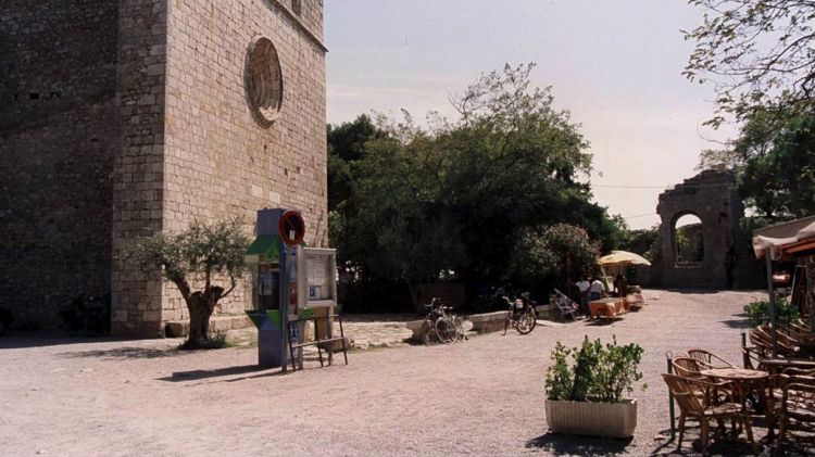 Aspecte de la plaça Major de Sant Martí d'Empúries a principis del 2000