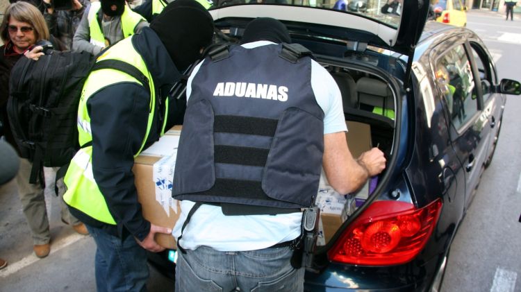 Agents durant un escorcoll en una entitat gironina el 2013