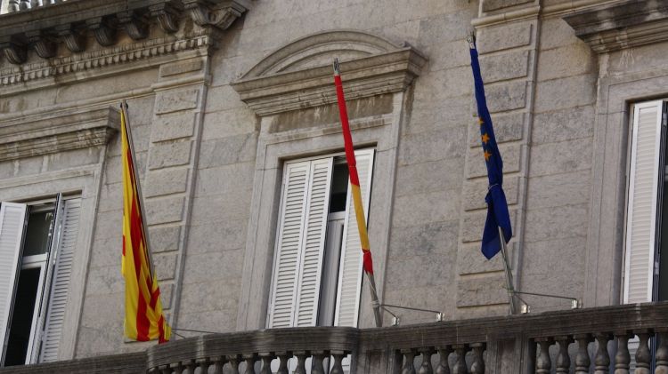 L'Ajuntament de Banyoles amb la bandera espanyola a la façana © ACN