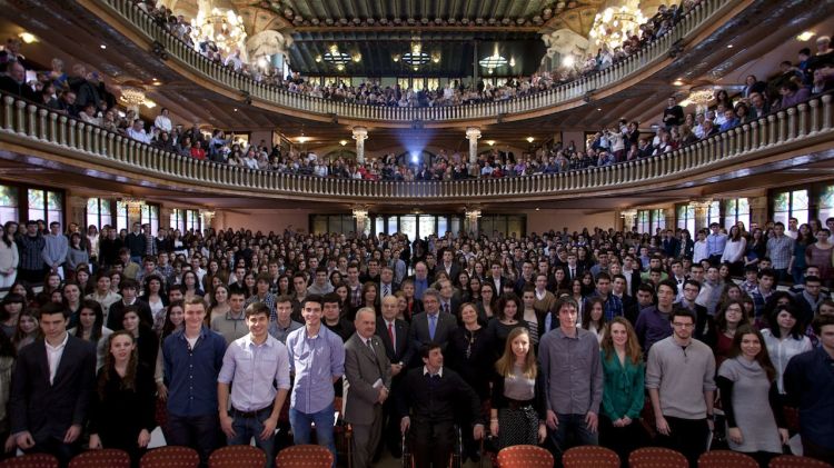 Imatge dels 500 joves guardonats amb autoritats