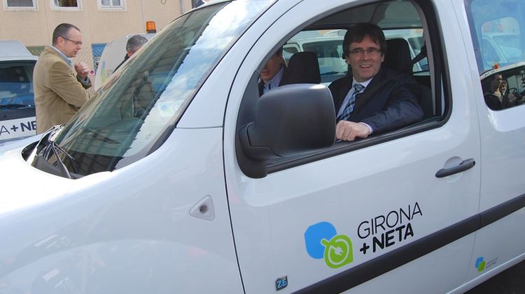 L'alcalde de Girona, Carles Puigdemont, dins un dels nous vehicles