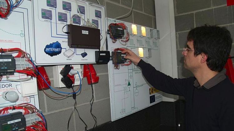 Jordi Rabat, del grup Wattia, supervisant la instal·lació del sistema energètic d'eficiència © ACN