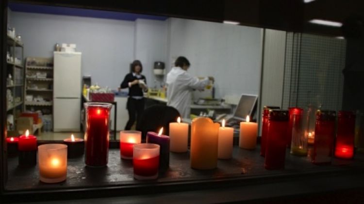 Les espelmes de Ceres Roura amb el laboratori de fons de la fàbrica que tenen a Figueres © ACN