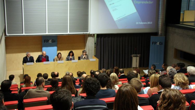 Presentació de la guia 'Aprendre d'emprendre' © ACN