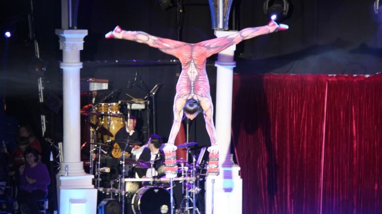 Héctor Carrozo, equilibrista, durant el moment de la seva actuació © ACN