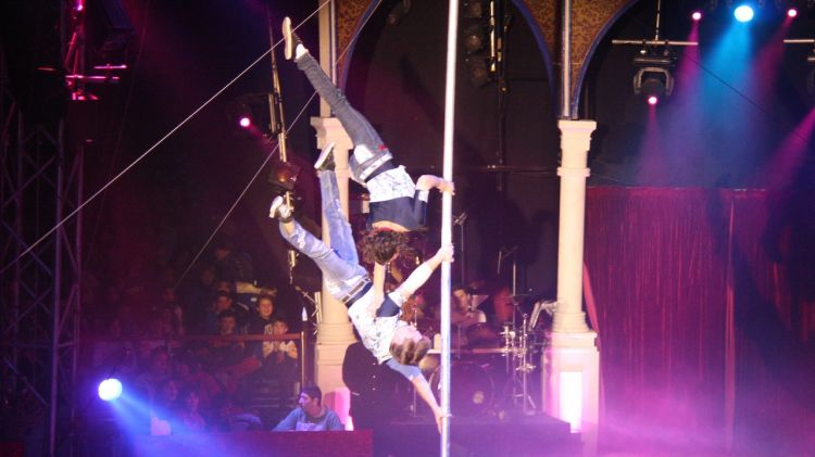 Les acrobàcies al màstil del Duo Funckoholics de l'Espectacle Vermell © ACN