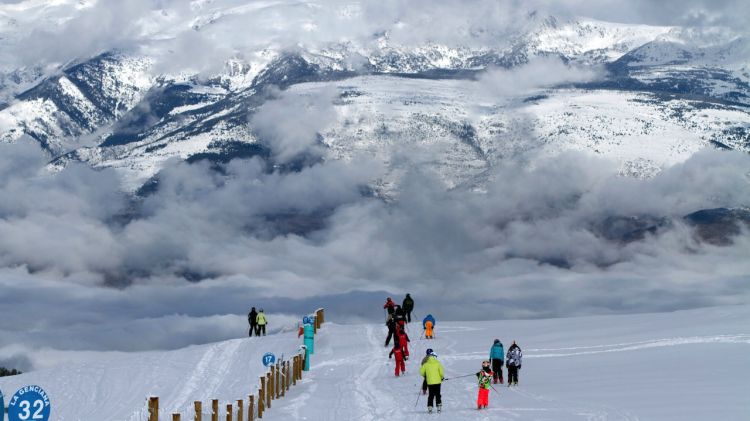 Diversos esquiadors gaudint de la neu a l'estació gironina de La Molina © ACN