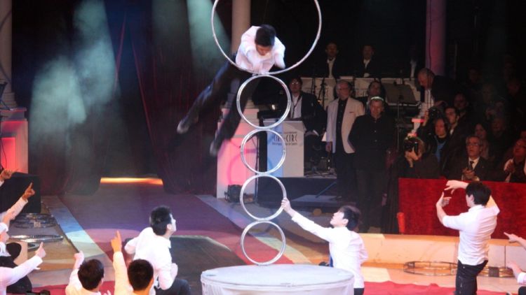 Els xinesos Jinan Acrobatics Troupe (dalt) i els russos Troupe Yakov Ekk © ACN