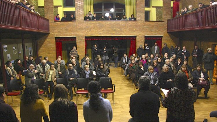 Els veïns han omplert la sala polivalent per consensuar noves accions i mantenir la protesta © ACN