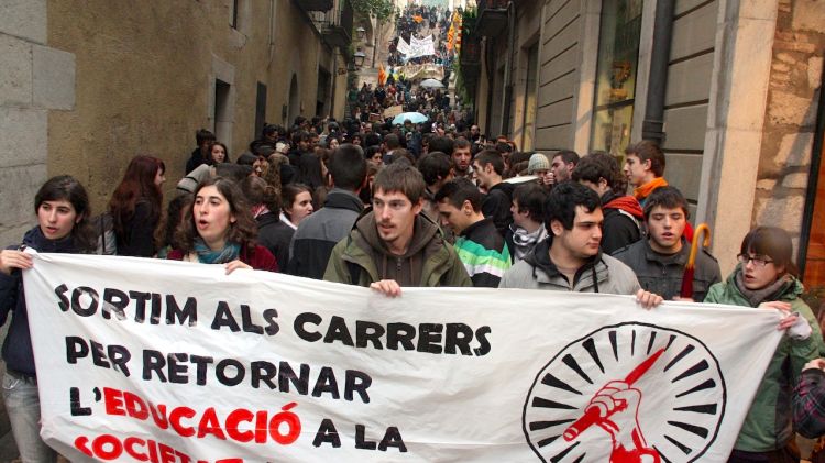 Els estudiants, ocupant totes les escales de la pujada de Sant Domènec © ACN