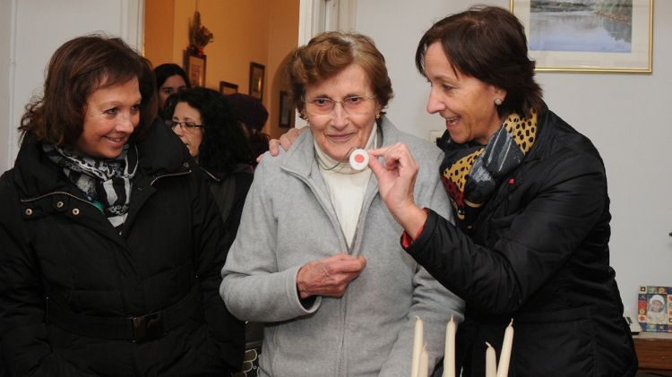 Una visita al domicili de la senyora Mercè Coll, una de les 427 usuàries del servei a Figueres