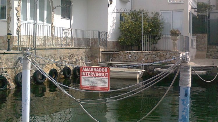Un dels amarradors bloquejats per la concessionària que gestiona la Marina d'Empuriabrava