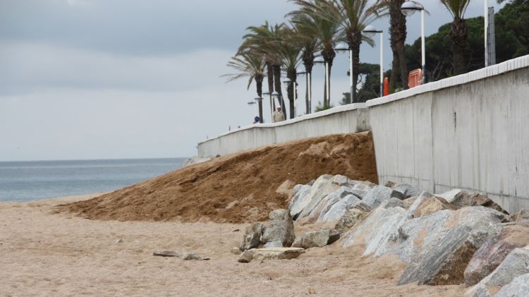 El consistori ha decidit omplir el desnivell entre els accessos i la platja amb sorra per tal de garantir la seva viabilitat © ACN