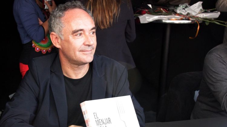 El xef Ferran Adrià amb el seu llibre, en un estand de Sant Jordi a Barcelona el 23 d'abril del 2012 © ACN