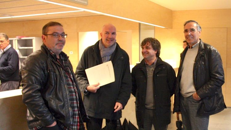L'alcalde de Vilablareix acompanyat dels líders de l'oposició i regidors de l'equip de govern © ACN