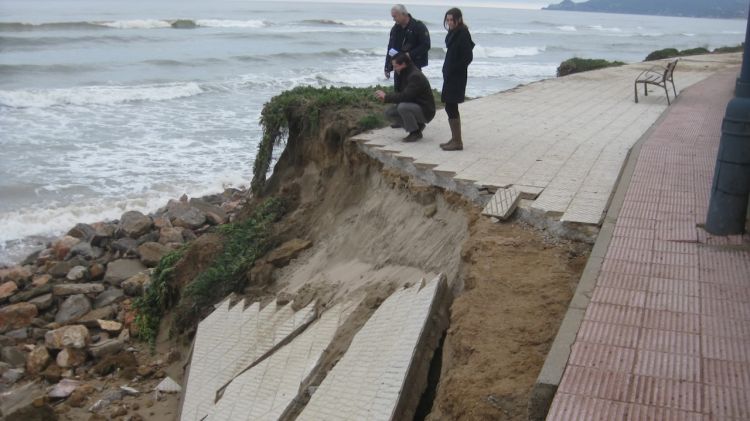 La llevantada del març de 2013 va deixar el passeig en molt mal estat (arxiu) © ACN