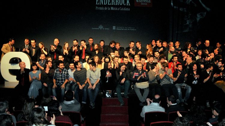 Foto de família de tots els guardonats amb algun premi Enderrock © Xavier Mercadé