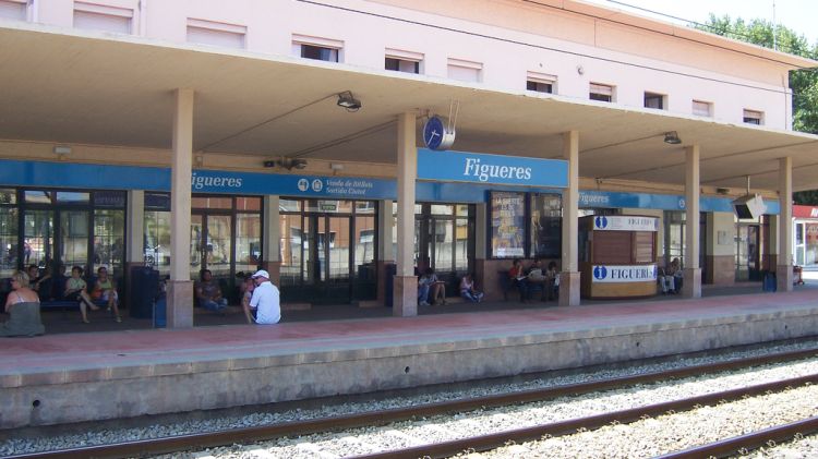 A partir de Figueres els trens circulen per una sola via