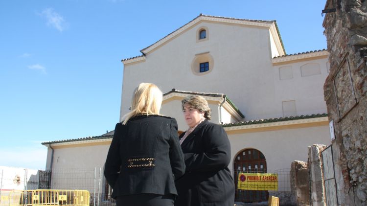 Concepció Veray davant de l'entrada del convent dels Caputxins de Figueres © ACN