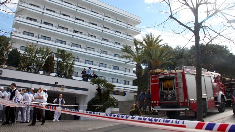 L'hotel Gran Garbí, acordonat i amb personal i clients a fora a causa del foc © ACN