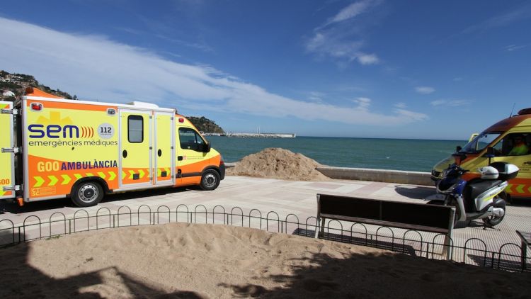 S'han desplaçant efectius de la Policia Local i Protecció Civil de l'Ajuntament de Blanes, així com dues ambulàncies del SEM