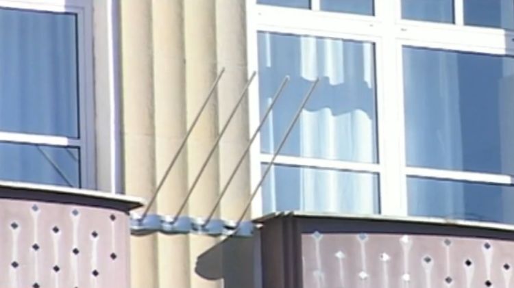 La façana de l'Ajuntament d'Olot no té cap bandera onejant © Olot Televisió