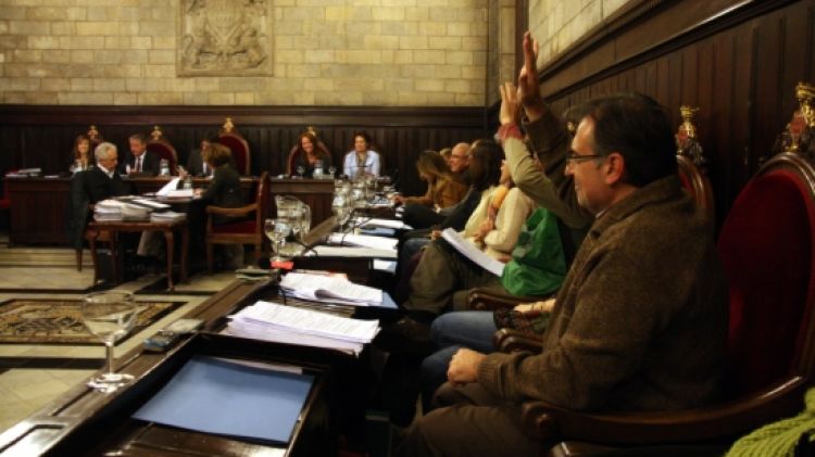 Els tres regidors de la CUP en el moment de la votació incial dels pressupostos del municipi per l'any 2013 © ACN