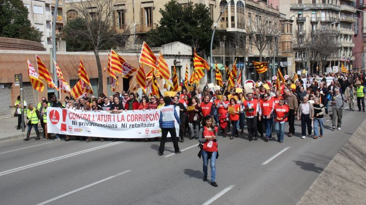 Unes 700 persones s'han manifestat a Girona en contra la corrupció, l'atur i les retallades © ACN