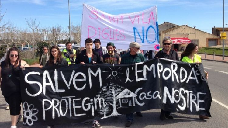 Un grup de manifestants contraris a la planta el març de 2013