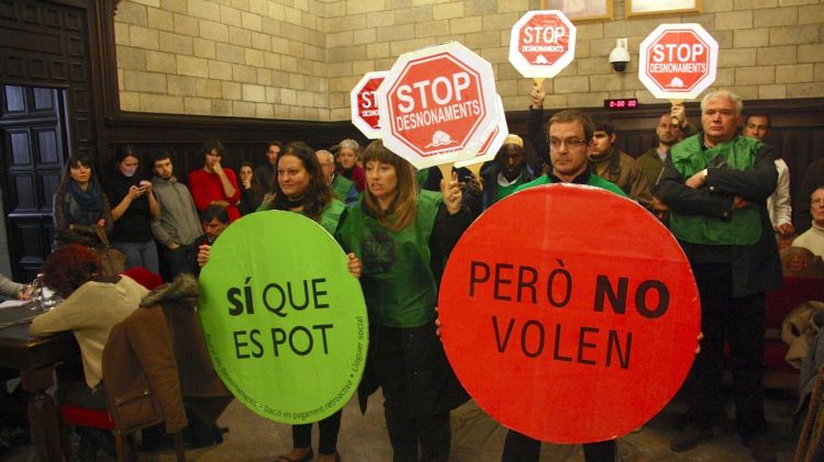 Membres de la PAH han irromput al ple per demanar que s'aturin els desnonaments a tota la ciutat © ACN