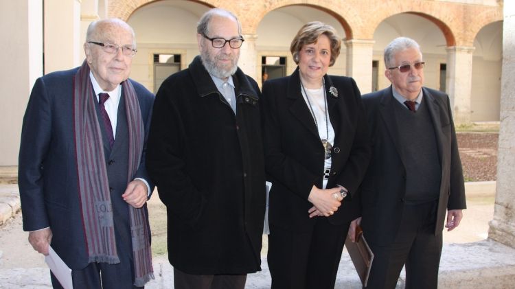 Els historiadors Jordi Nadal; Josep Garrabou, la rectora Anna Maria Geli i Josep Fontana © ACN
