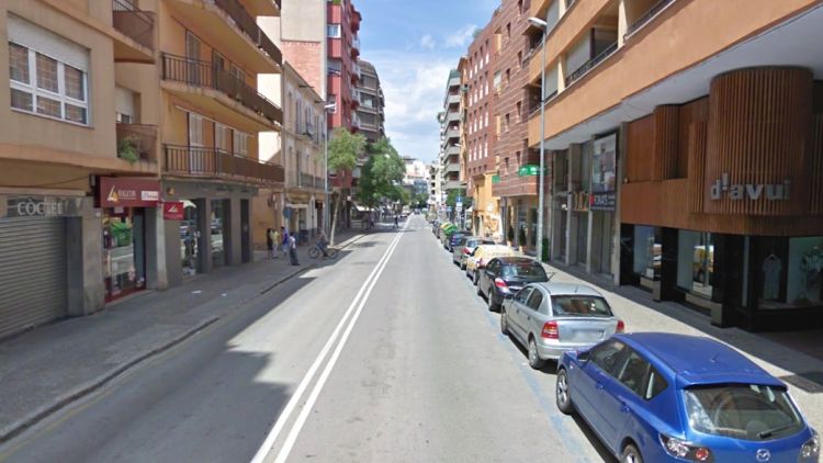 Carrer Migdia amb vehicles aparcats a la zona blava © AG