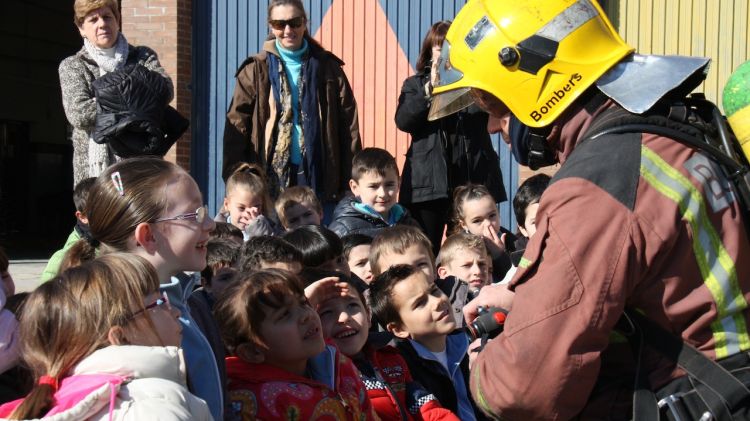 Els alumnes de primer i segon de primària de l'escola Vilagran de Salt visitant el Parc dels Bombers de Girona © ACN