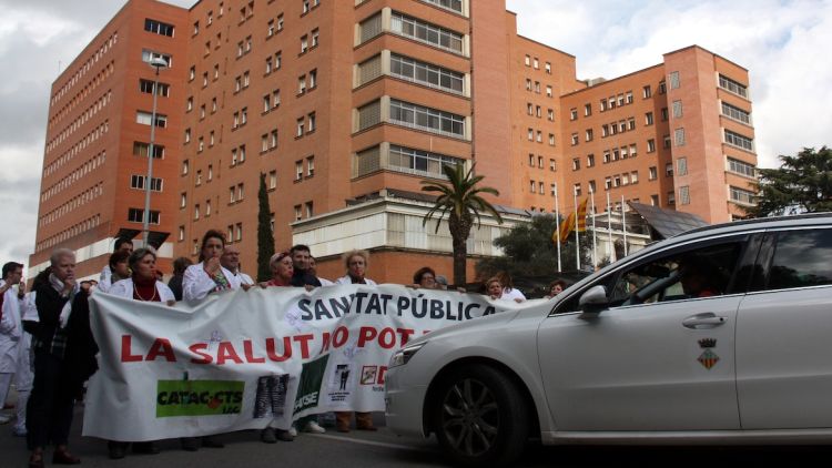 Treballadors del Trueta tallant el trànsit durant la protesta © ACN