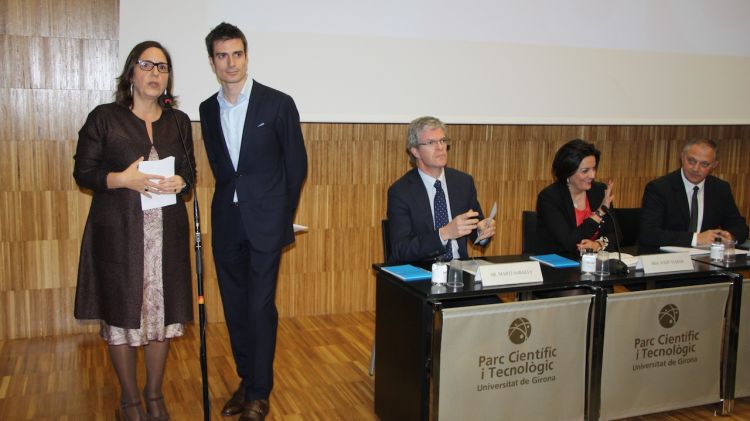 La directora general de la Fundació Príncep de Girona, Mònica Margarit, i el guanyador de l'edició del 2011, Marc Bonavia © ACN