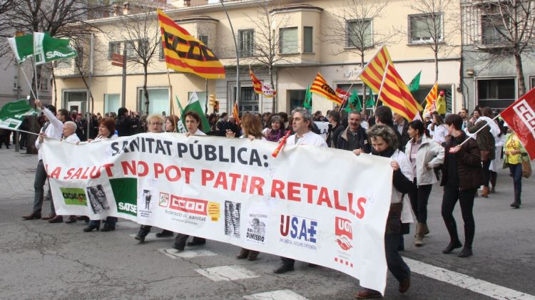 250 sanitaris, mestres i personal de la Generalitat s'han manifestat a Girona © ACN