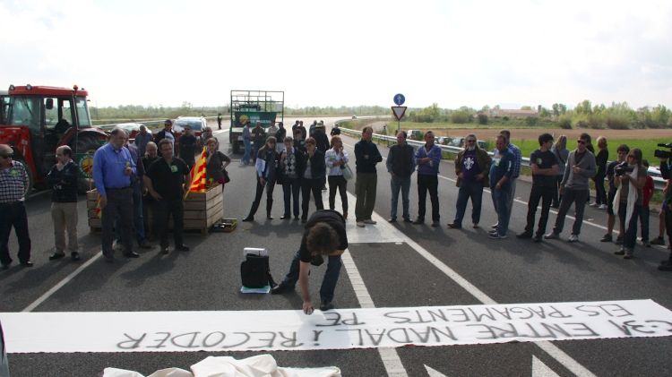 Els afectats van tallar la C-31 a l'alçada de Torroella de Fluvià durant la Setmana Santa de l'any passat © ACN