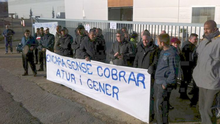 Els treballadors de Noge manifestant-se davant l'empresa aquest matí © ACN