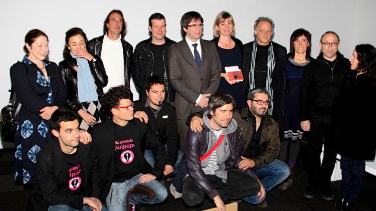 Fotografia de grup de diversos artistes que participen en la mostra 'Viatge extra-ordinari' © ACN