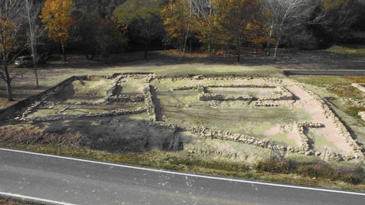 Imatge del jaciment romà de Vilauba separat per la carretera que ara es desviarà © ACN