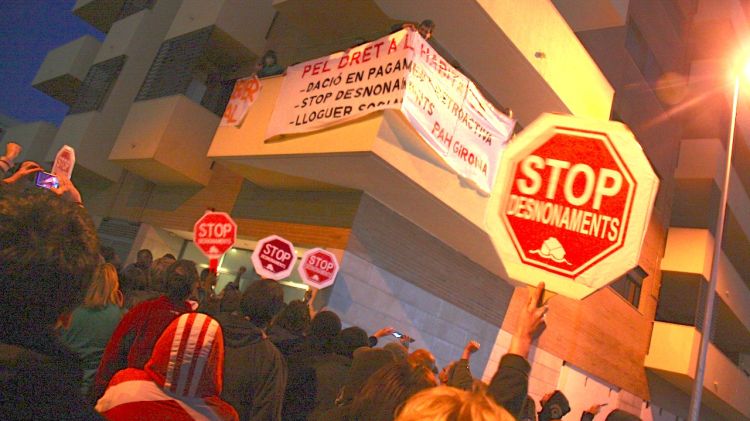 Membres de la PAH de Girona han ocupat el bloc de 10 pisos de Salt © ACN